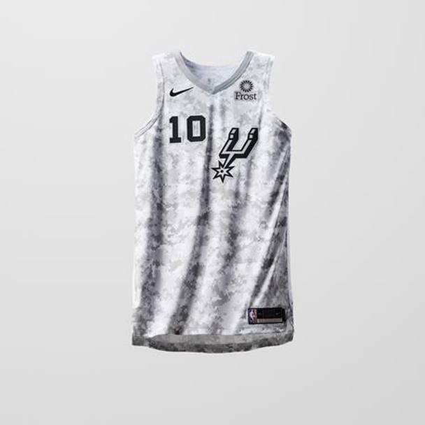 La maglia degli Spurs è una variante della City Edition, che omaggia la tradizione militare di San Antonio. Prima volta con questa addosso per Marco Belinelli e compagni il 26 dicembre contro Denver